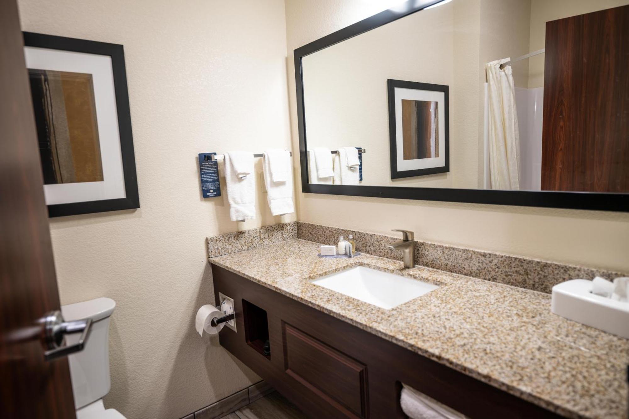 Cobblestone Hotel & Suites - Lamar ภายนอก รูปภาพ